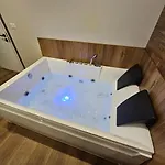 Jacuzzi Living Center 2 Appartamento Tirana