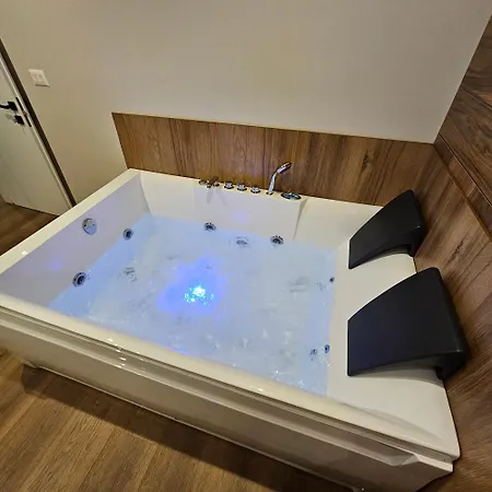 Jacuzzi Living Center 2 Апартаменты Тирана