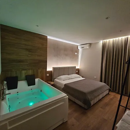 Jacuzzi Living Center 2 * 地拉那