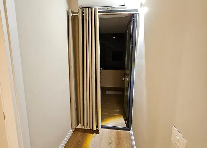 Jacuzzi Living Center 2 アパート ティラナ