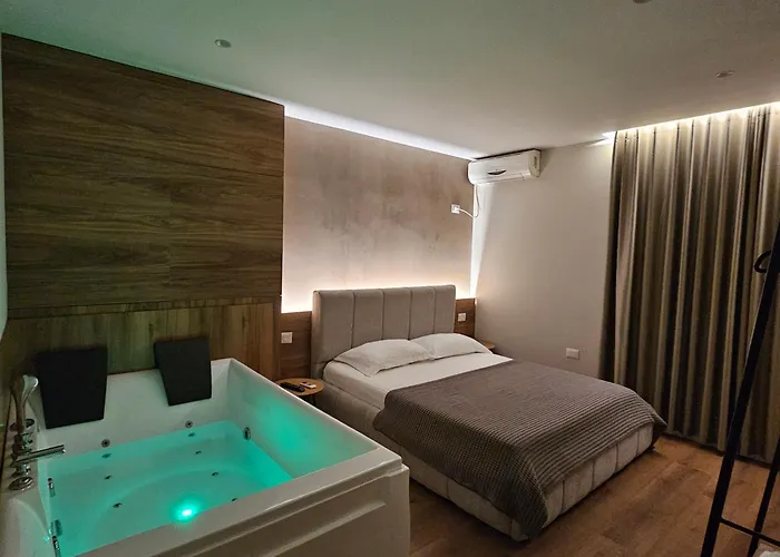 Jacuzzi Living Center 2 * ティラナ