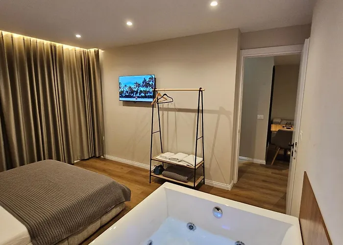 Jacuzzi Living Center 2 * ティラナ